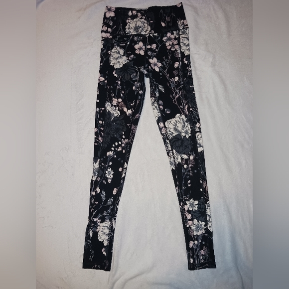 Victoria's Secret Pants - Victoria Secret floral leggings